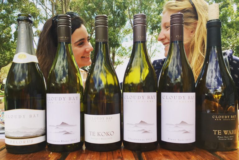Trois filles sur les routes du vin du monde