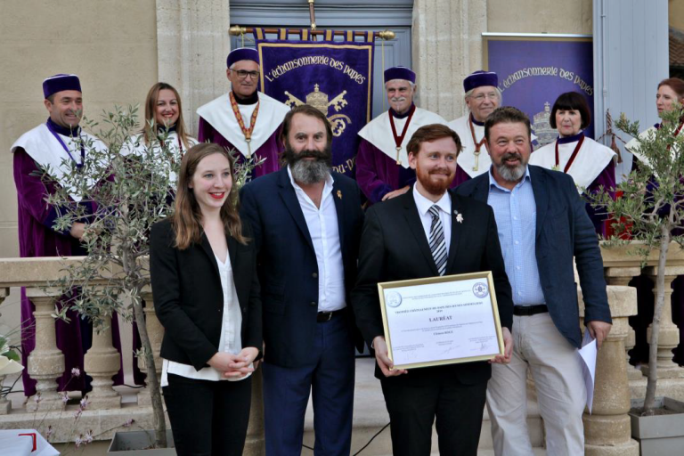 AOC châteauneuf-du-pape : un nouveau trophée récompense les jeunes sommeliers