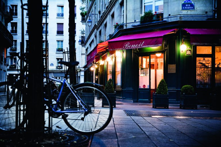 La bouteille au centre de la table