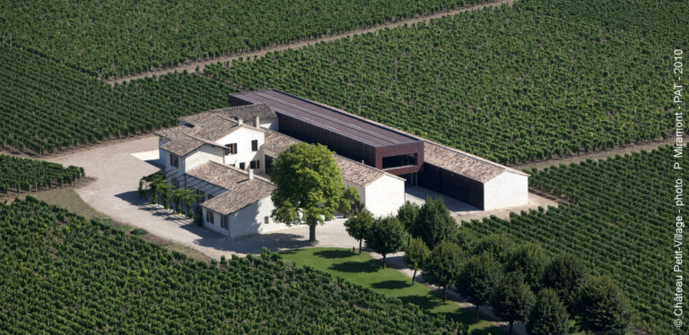 Propriété d’Axa Millésimes depuis 1989, le château Petit-Village change de main