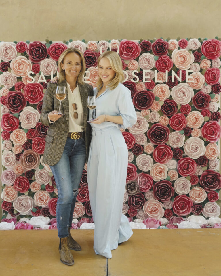 Kylie Minogue, en rose et en Provence
