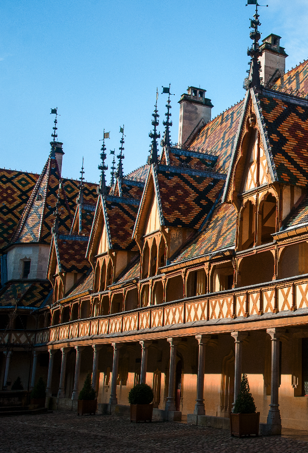 Ancien hôpital fondé au XVe siècle, les hospices de Beaune sont devenus le monument emblématique de la Bourgogne.
